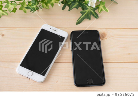 今や珍しくないスマホ2台持ち 今や珍しくないスマホ2台持ち 93526075