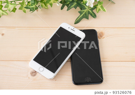 今や珍しくないスマホ2台持ち 93526076
