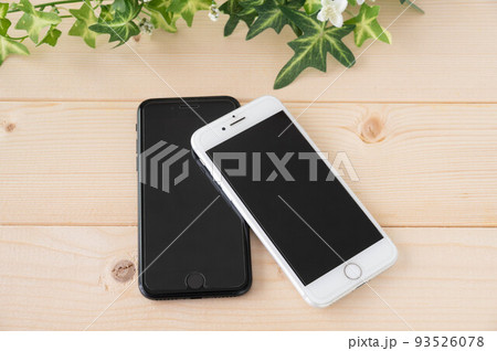今や珍しくないスマホ2台持ち 今や珍しくないスマホ2台持ち 93526078