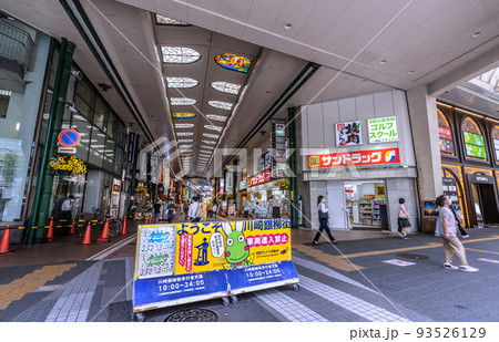 日本の川崎都市景観　行動制限なし。川崎駅前の人気商店街「川崎銀柳街」などを望む＝8月23日 93526129