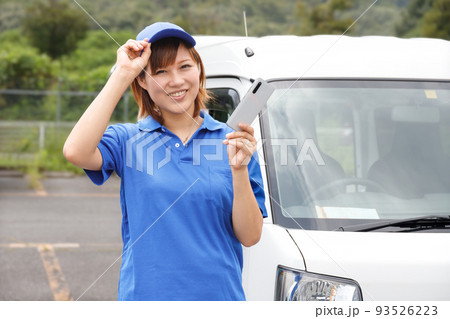 軽貨物自動車のドライバー女性。スマホを使用して仕事をする。 93526223