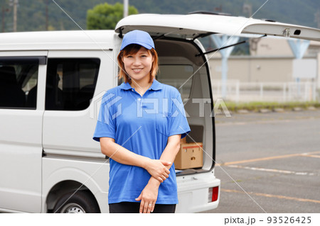 納品先に到着したトラックドライバーの女性。軽貨物のドライバーイメージ。 93526425