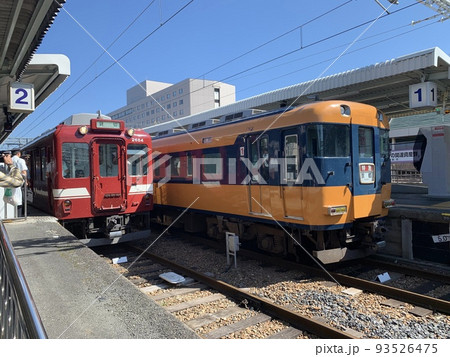 近鉄2680系鮮魚列車と12200系(橿原神宮前駅) 近鉄2680系鮮魚列車と12200系(橿原神宮前駅) 93526475