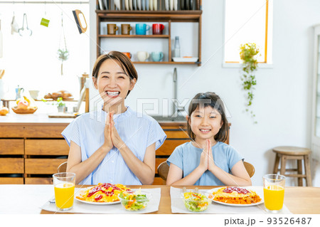 ご飯を食べる親子 93526487