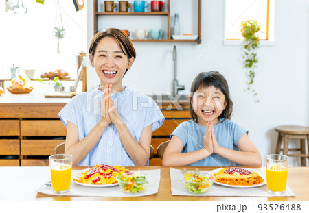 ご飯を食べる親子 93526488
