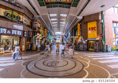 日本の川崎都市景観　行動制限なし。川崎駅前の人気商店街「川崎銀柳街」などを望む＝8月23日 93526504