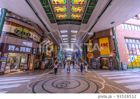 日本の川崎都市景観　行動制限なし。川崎駅前の人気商店街「川崎銀柳街」などを望む＝8月23日 93526512