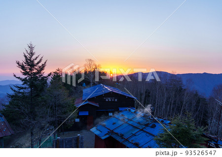 日の出を迎える雁坂小屋 93526547