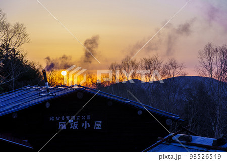 雁坂小屋と日の出 93526549