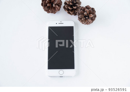 今や必需品スマートフォン 93526591
