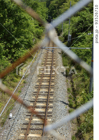 フェンス越しに線路 フェンス越しに線路 93526710