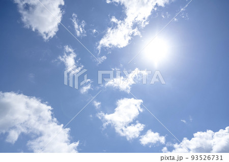 夏空の太陽と雲　横浜 93526731