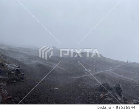 暴風雨の中の富士山 93526944