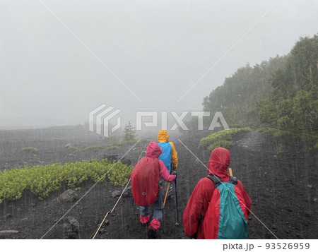 レインウェアを着て下山する人々 レインウェアを着て下山する人々 93526959