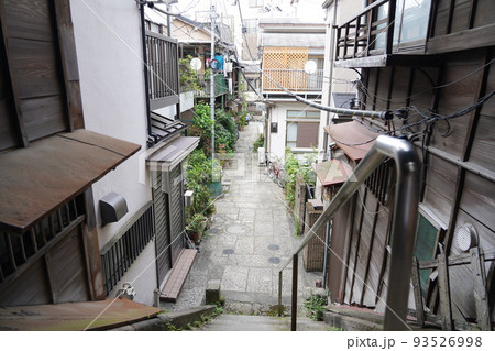 樋口一葉菊坂旧居跡（一葉の階段）から見た景色・風景 93526998