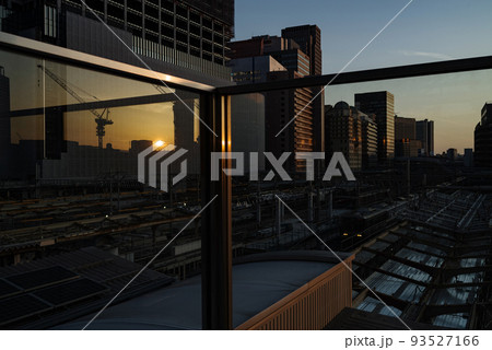 大阪駅・夕陽が照らす西梅田の高層ビル群とガラスに映る夕陽 93527166