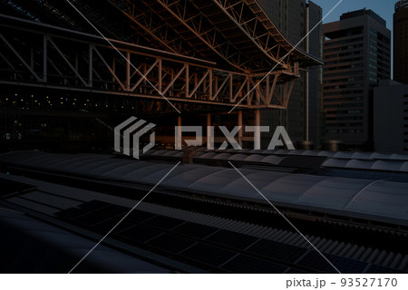 夕暮れの大阪駅 93527170