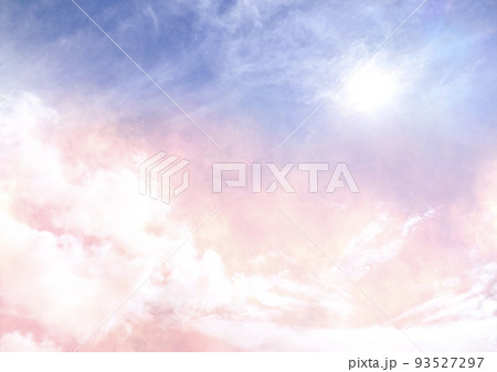 淡いグラデーションが美しい マジックアワーの空 雲 太陽 93527297