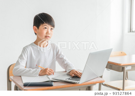 パソコンの授業を受ける小学生（プログラミング） 93527864