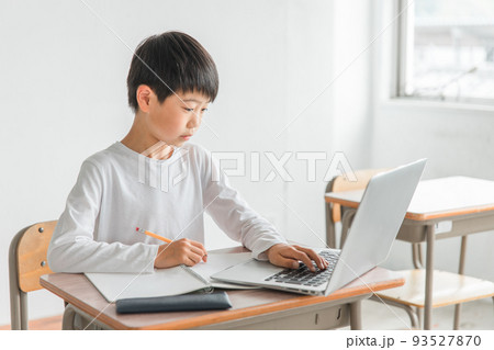 パソコンの授業を受ける小学生（プログラミング） 93527870