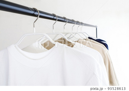 ハンガーラックに並んだ洋服 シンプルイメージ ハンガーラックに並んだ洋服 シンプルイメージ 93528613