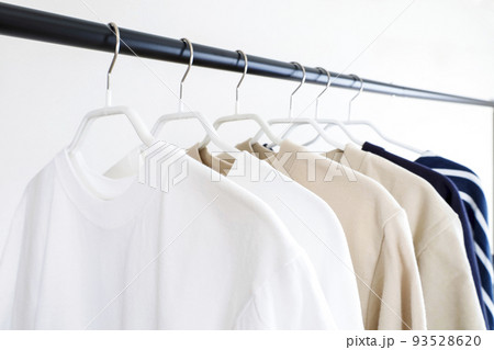 ハンガーラックに並んだ洋服　シンプルイメージ 93528620