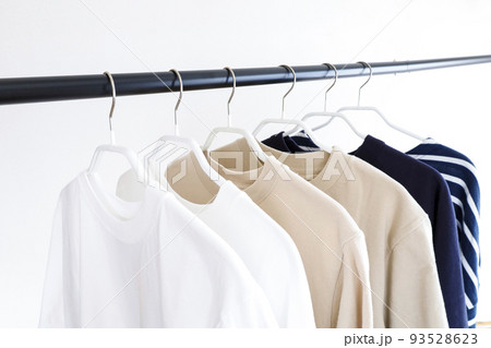 ハンガーラックに並んだ洋服 シンプルイメージ ハンガーラックに並んだ洋服 シンプルイメージ 93528623
