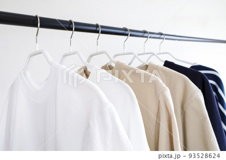ハンガーラックに並んだ洋服　シンプルイメージ 93528624