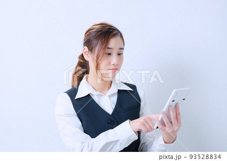 難しい顔をして計算機をはじく若いOL 難しい顔をして計算機をはじく若いOL 93528834
