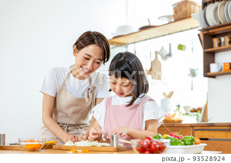 料理をする親子 料理をする親子 93528924