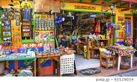 グアタベ近郊のカラフルな土産店 グアタベ近郊のカラフルな土産店 93529054