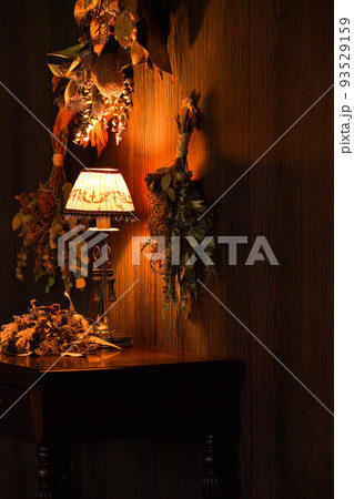 ドライフラワーとクラシカルな電気スタンド 93529159