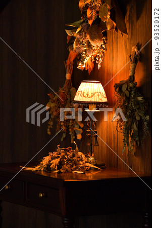 ドライフラワーとクラシカルな電気スタンド 93529172