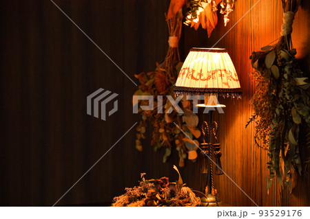 ドライフラワーとクラシカルな電気スタンド 93529176