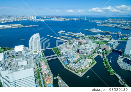 神奈川県横浜市みなとみらいランドマークタワーの展望台からの都市風景 93529189