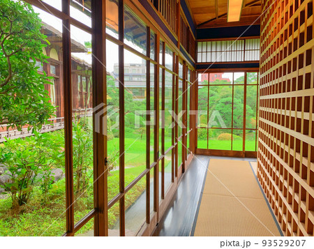 日本家屋の美しい廊下 93529207