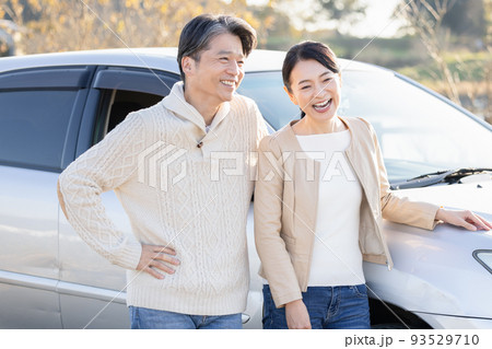 旅行イメージ　ドライブを楽しむミドル夫婦 93529710