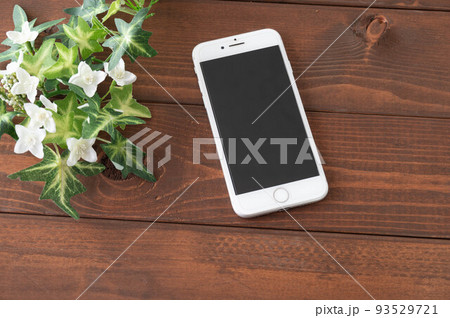 今や必須アイテムスマートフォン 93529721