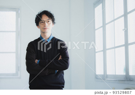 眼鏡の男性 93529807