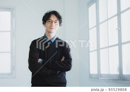 眼鏡の男性 93529808