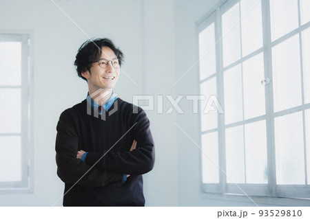 眼鏡の男性 93529810