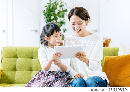 親子でタブレットを操作する 親子でタブレットを操作する 93530359