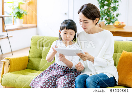 親子でタブレットを操作する 93530361
