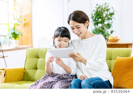 親子でタブレットを操作する 親子でタブレットを操作する 93530364