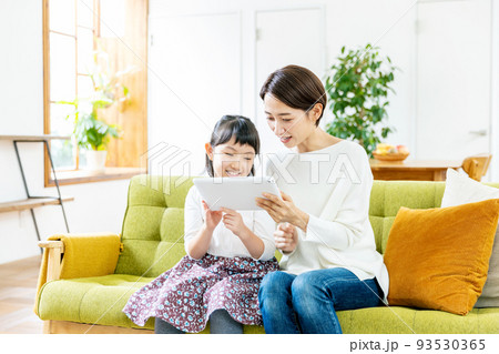 親子でタブレットを操作する 93530365