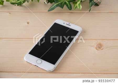今や必須アイテムスマートフォン 93530477
