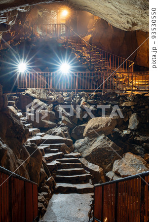 北九州市小倉南区平尾台の目白洞(日本でも珍しい一枚岩天井の鍾乳洞) 北九州市小倉南区平尾台の目白洞(日本でも珍しい一枚岩天井の鍾乳洞) 93530550