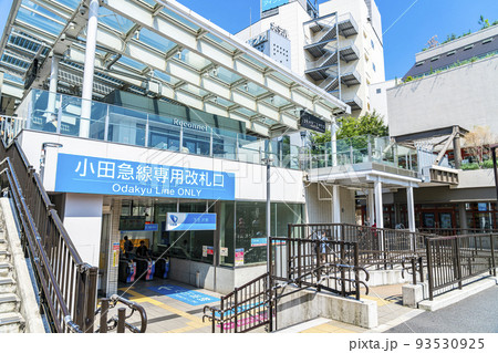 【東京都】綺麗に整備された下北沢駅の南西口 93530925