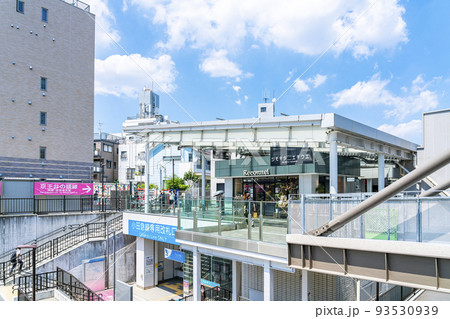 【東京都】綺麗に整備された下北沢駅の南西口 93530939