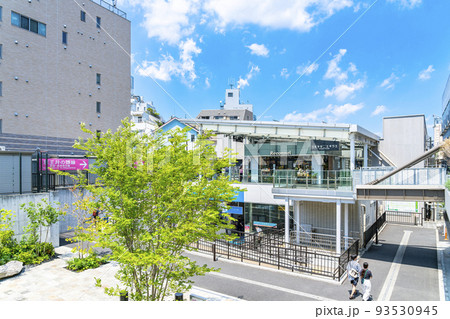 【東京都】綺麗に整備された下北沢駅の南西口 93530945